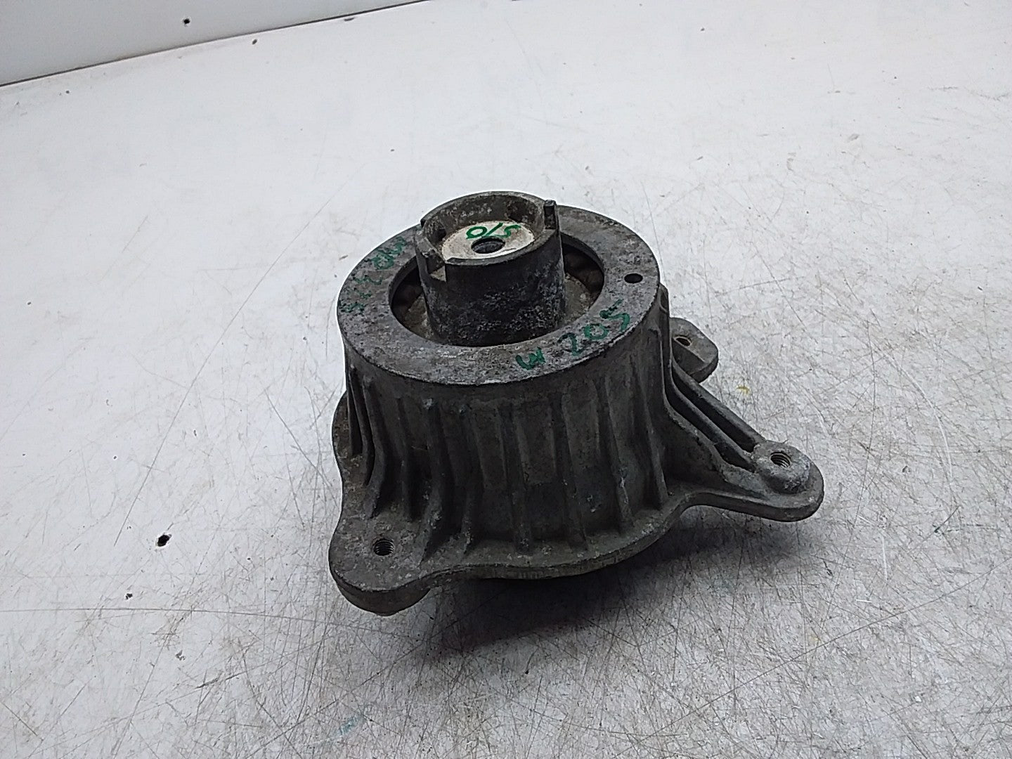 MERCEDES BENZ  C-CLASS W205  ENGINE MOUNT RIGHT OS A2052406717 FMR325