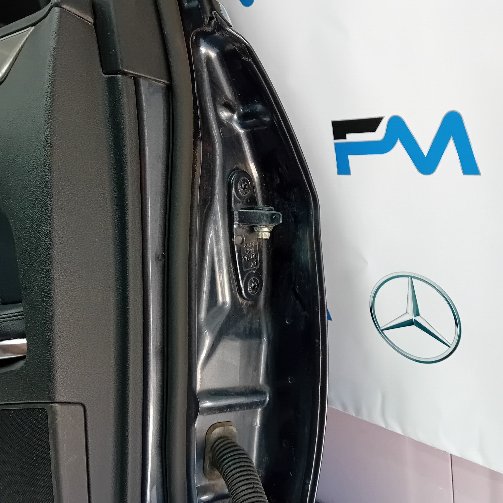 MERCEDES BENZ E-CLASS  W212 PASSENGER SIDE REAR DOOR ( NEAR SIDE REAR ) FM06