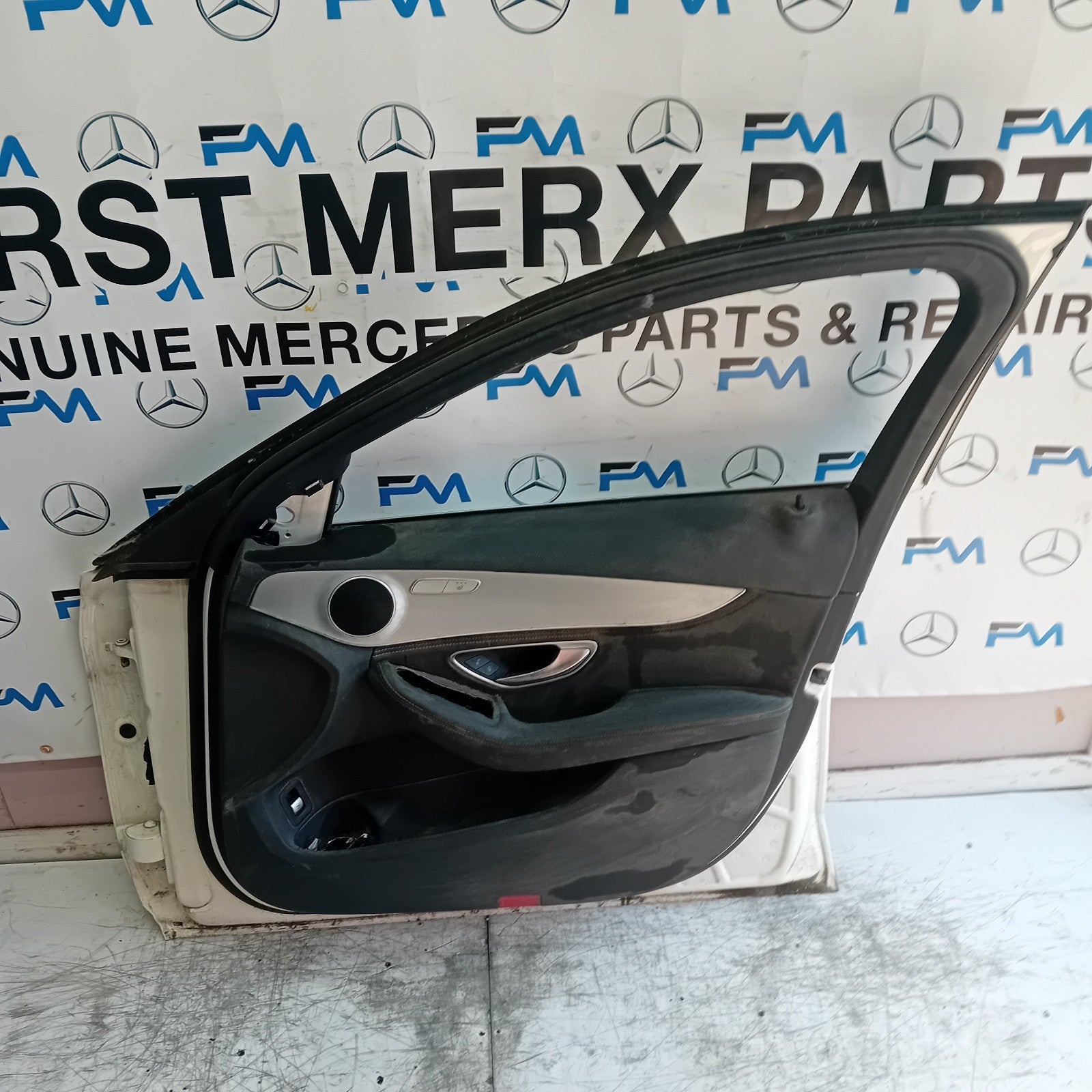 MERCEDES C-CLASS W205 DRIVER FRONT DOOR OSF 2014 WHITE COMPLETE  FMD510