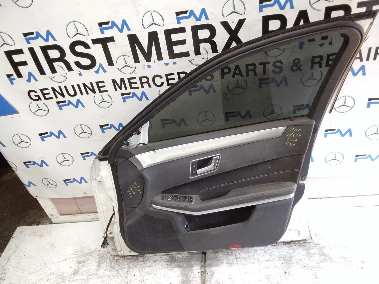 MERCEDES BENZ   E-CLASS W212  DRIVER FRONT DOOR OSF WHITE 2009-16  FMD585