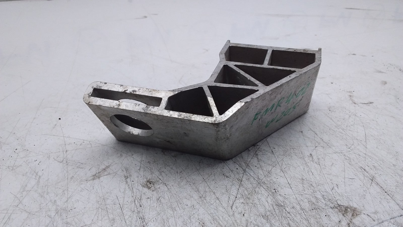 MERCEDES BENZ  C-CLASS  RADIATOR MOUNT BRACKET LEFT SIDE A2055014920 FMR402