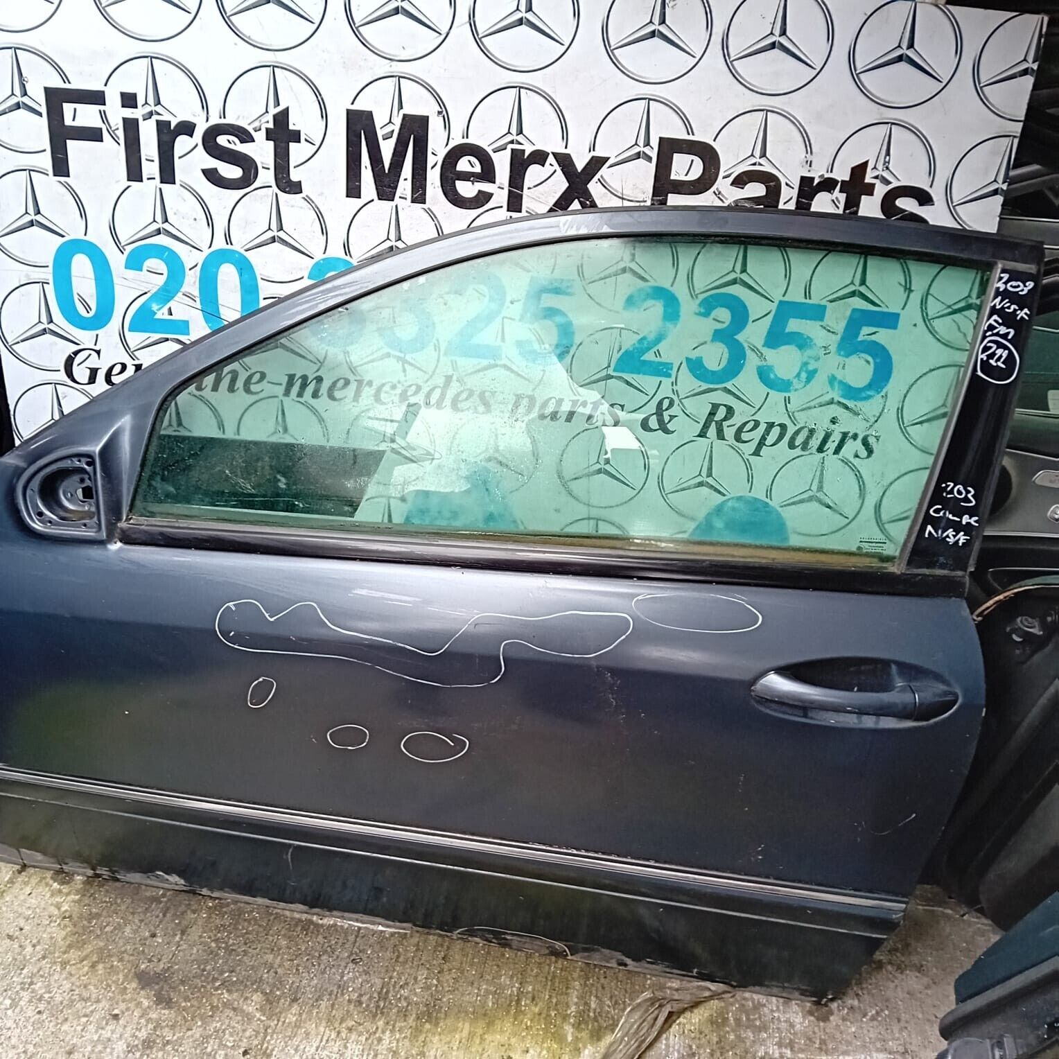MERCEDES BENZ CLC C-CLASS W203 PASSENGER SIDE FRONT DOOR ( NEAR SIDE FRONT )