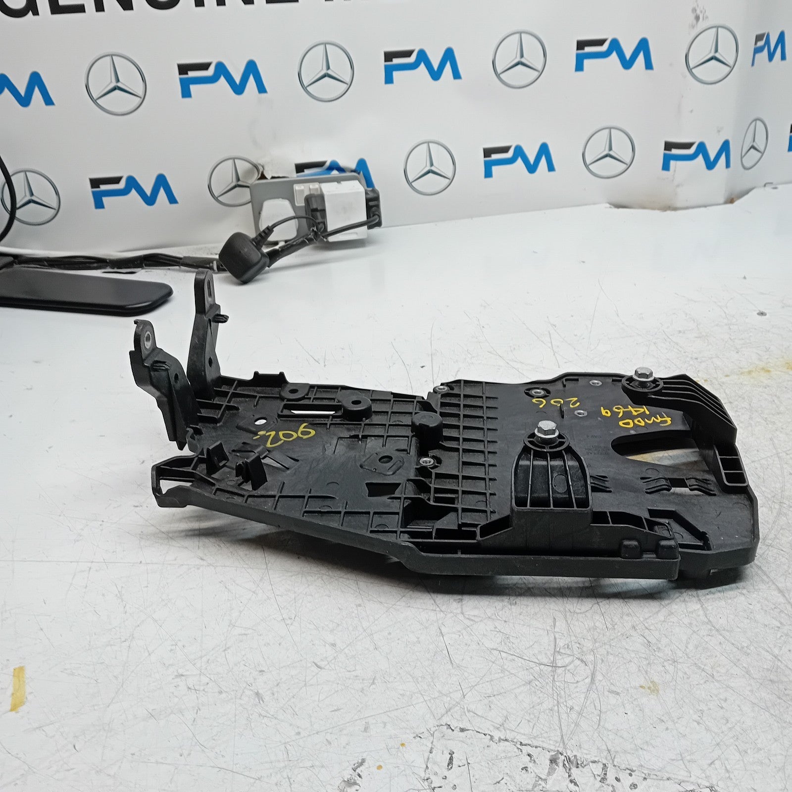 MERCEDES C-CLASS W206 PARKING SENSOR CONTROL UNIT HOLDER A2065451000 FM001469