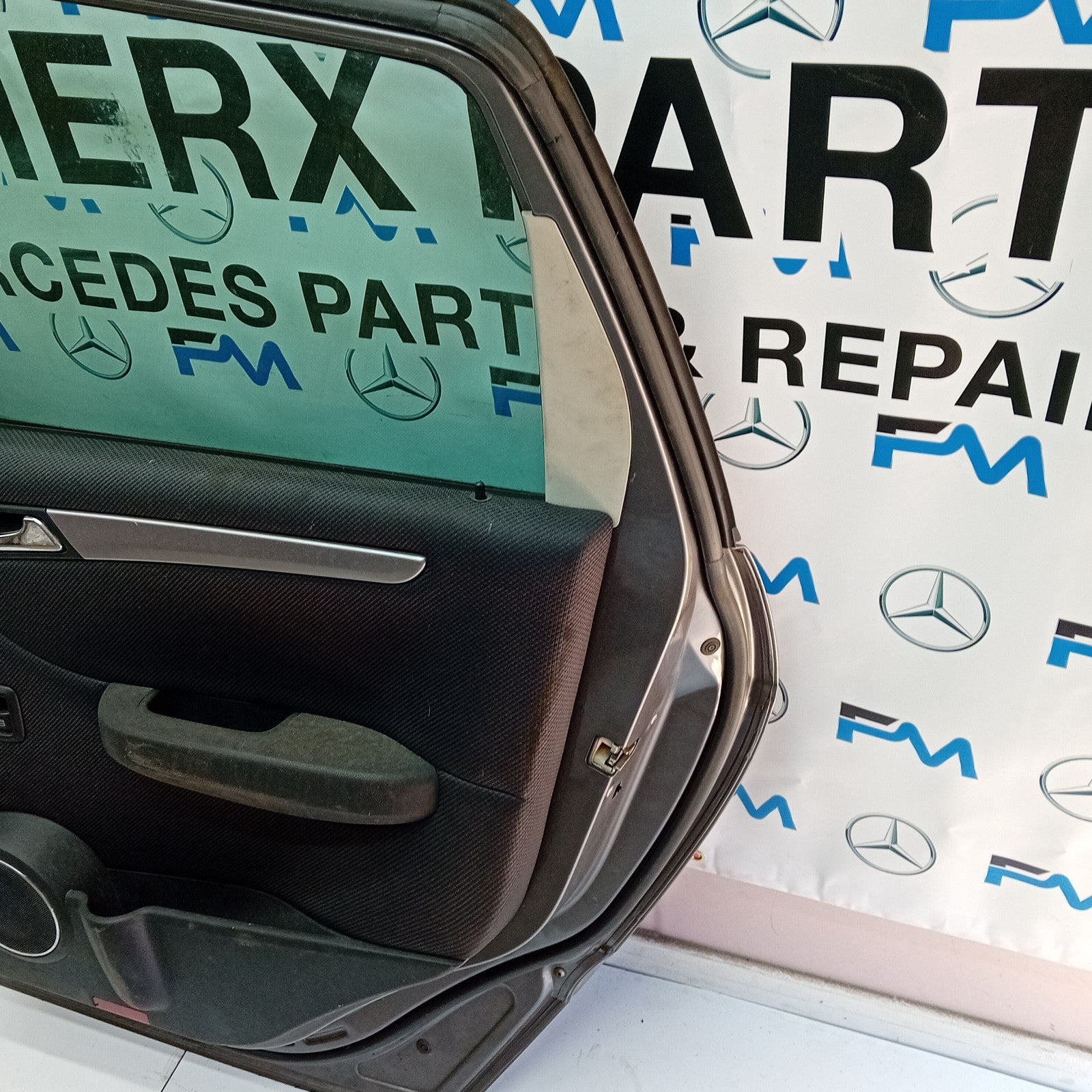 MERCEDES BENZ B-CLASS  W245  DRIVER SIDE REAR DOOR ( OFF SIDE REAR ) FM02