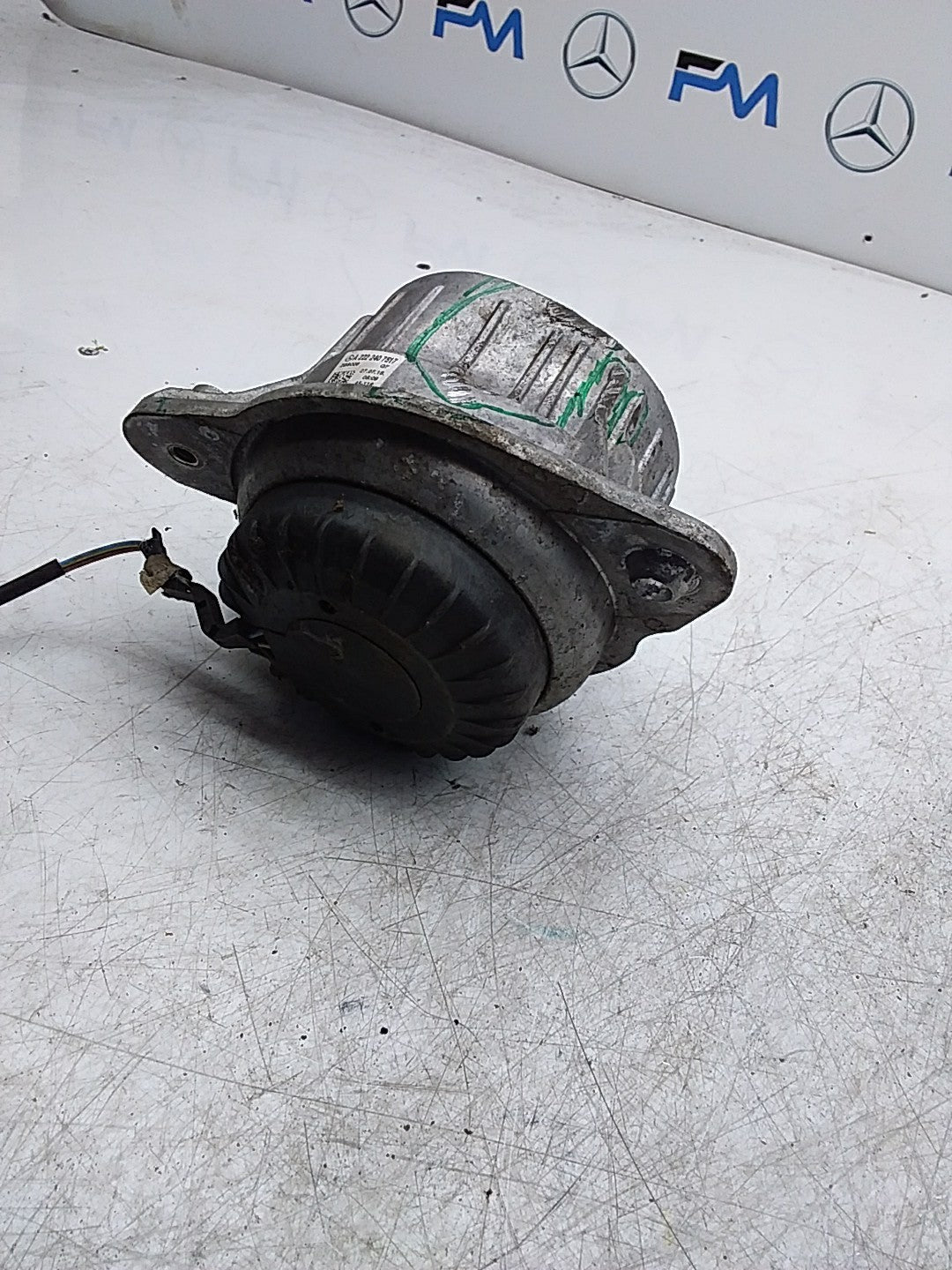 MERCEDES BENZ  S-CLASS W222  ENGINE MOUNT LEFT NS A2222407517 FMR326 (DAMAGED)