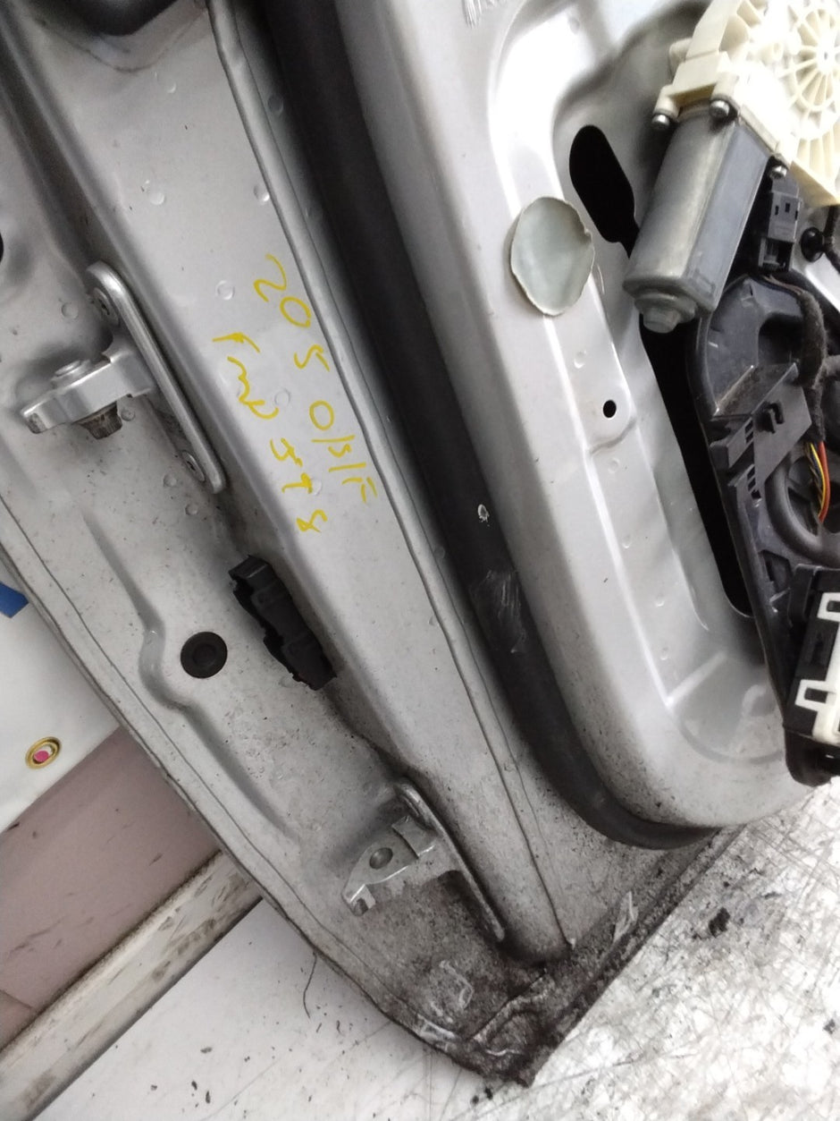 MERCEDES BENZ  C-CLS W205 DRIVER FRONT DOOR OSF SILVER 2014-21  FMD598