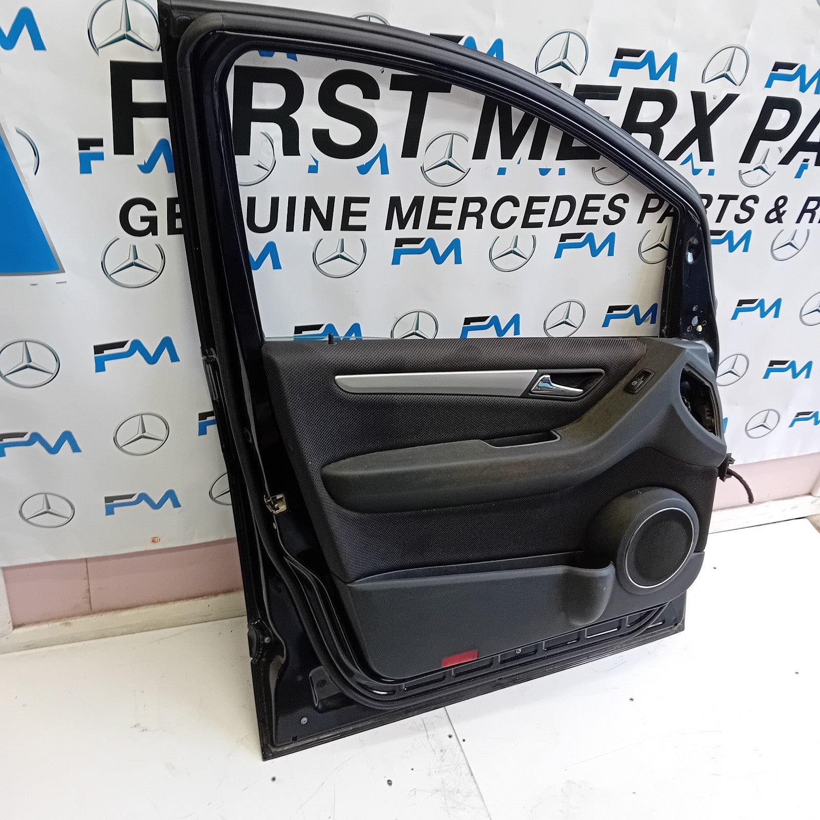 MERCEDES BENZ B-CLASS W245 PASSENGER SIDE FRONT DOOR ( NEAR SIDE FRONT ) FM012