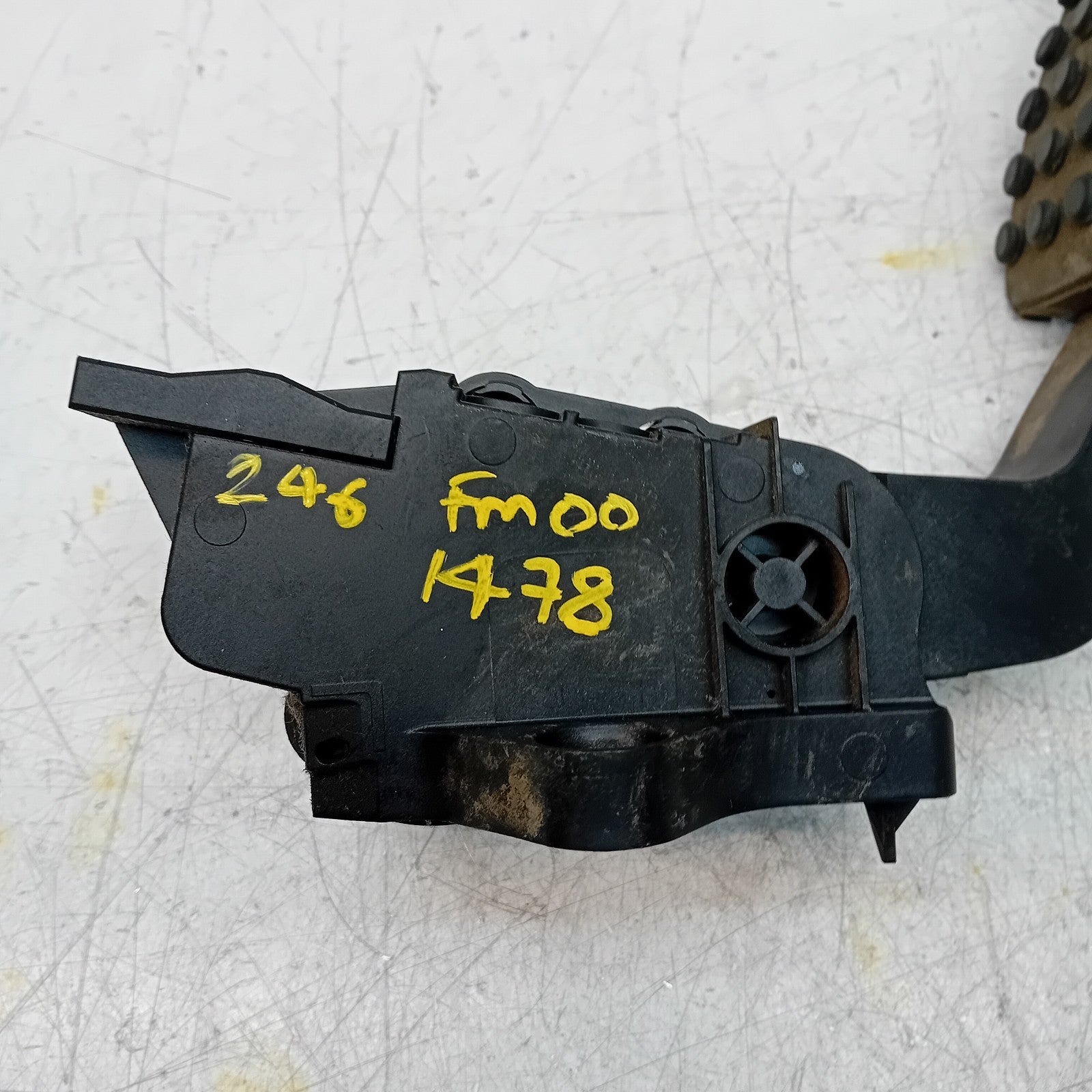 MERCEDES BENZ  B-CLASS W246 THROTTLE ACCELERATOR A2463001904 2015  FM001478