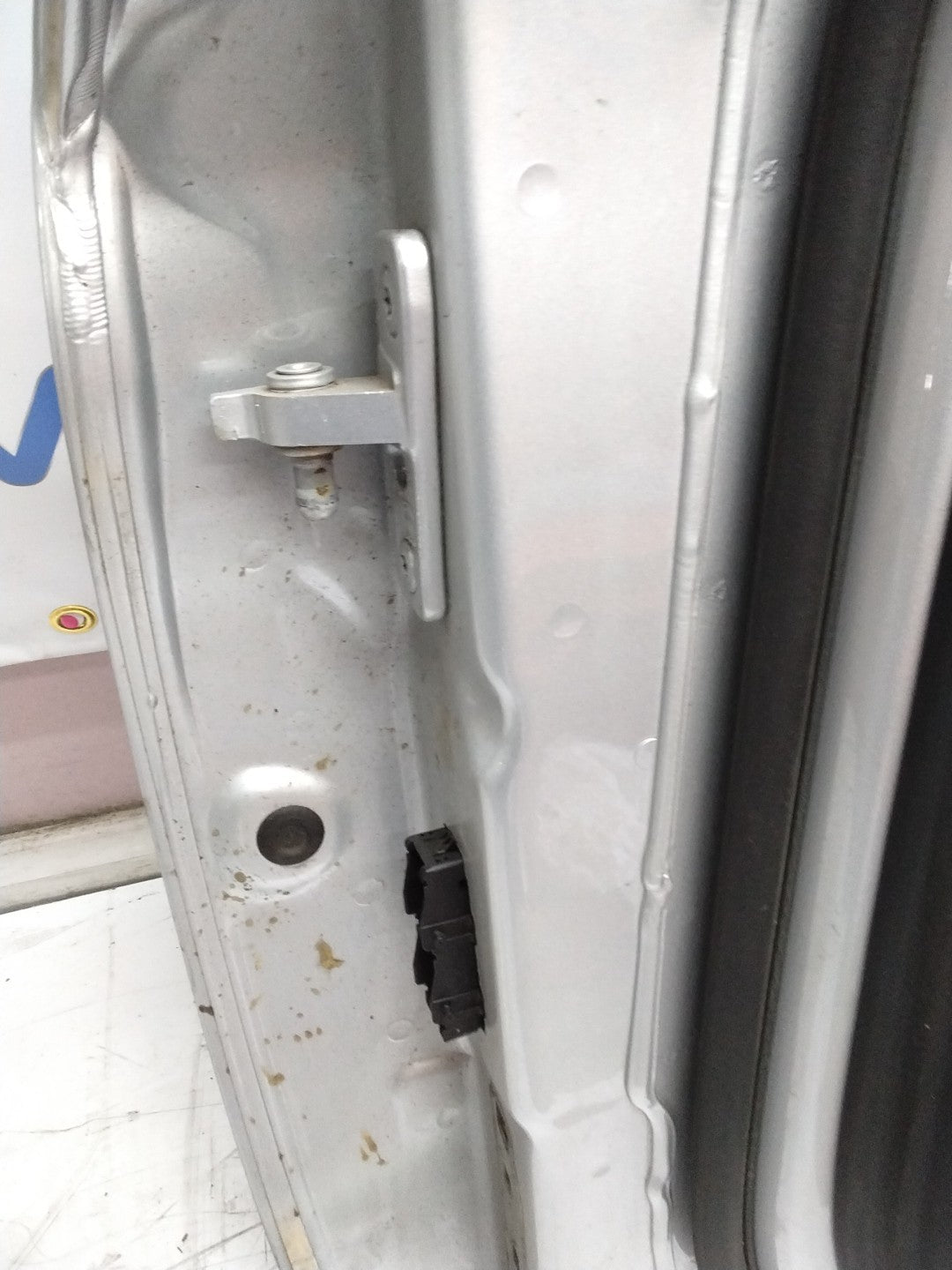 MERCEDES BENZ C-CLASS W205 DRIVER SIDE FRONT DOOR O/S/F  SILVER FMD86