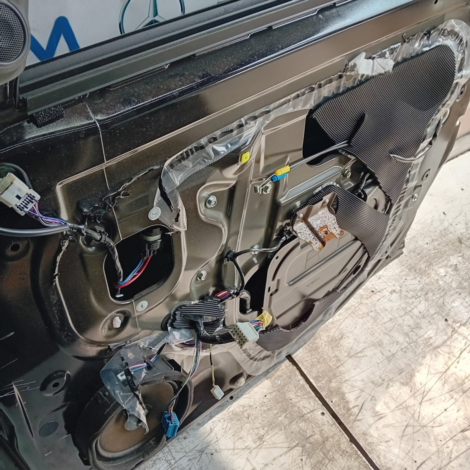 MITSUBISHI OUTLANDER MK3 DRIVER SIDE FRONT DOOF OSF 2013 FMD281