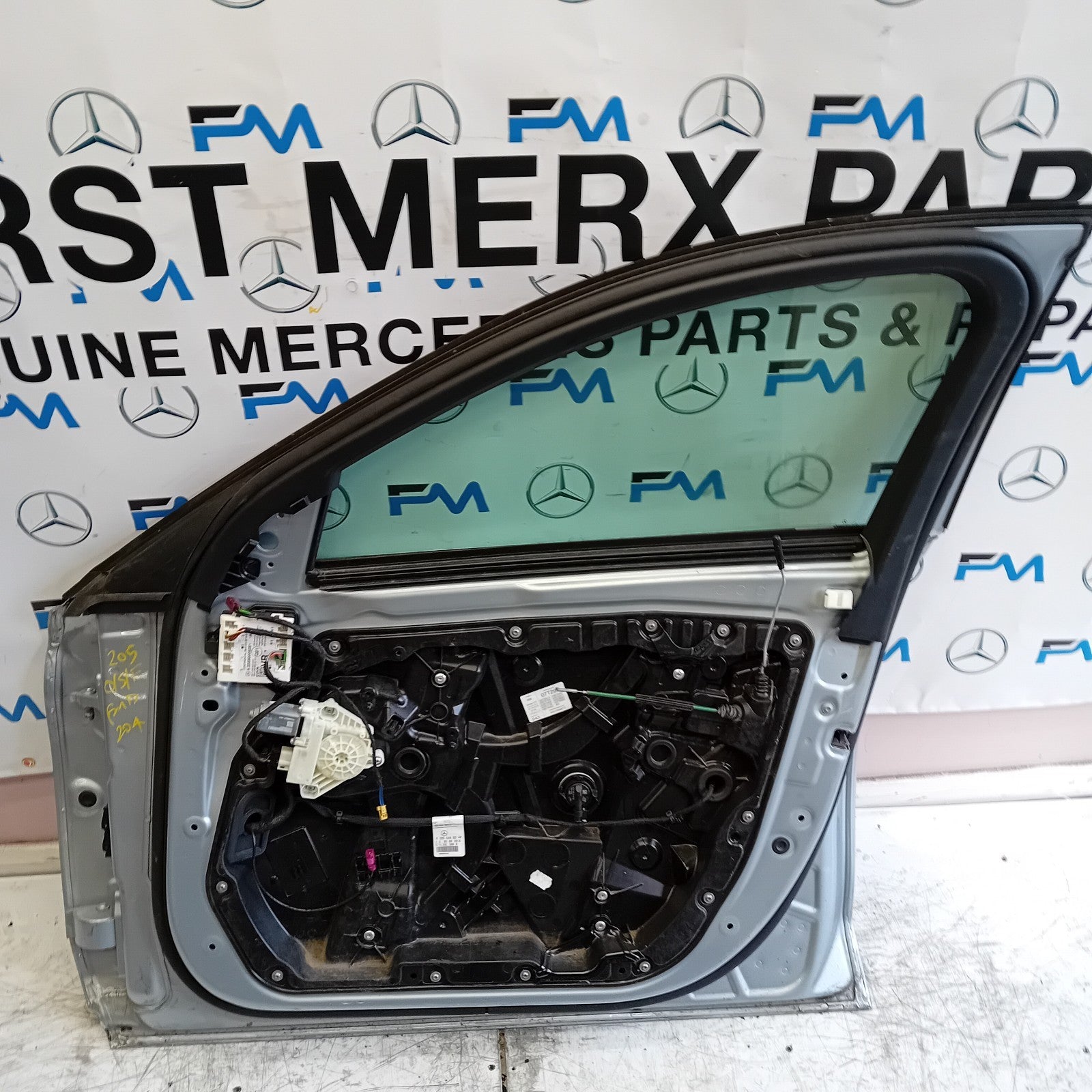 MERCEDES BENZ C-CLASS W205 SALOON DRIVER  FRONT DOOR OSF SILVER 2014 ON  FMD204