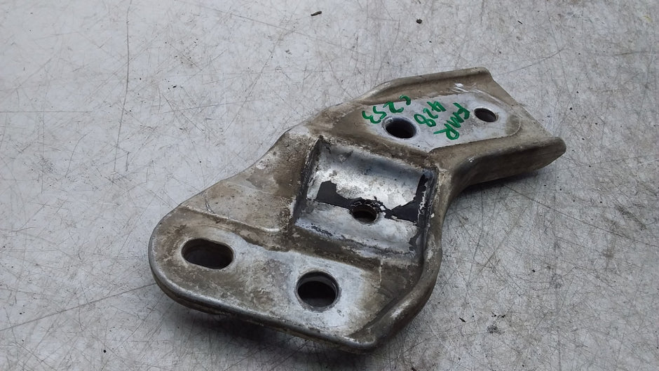 MERCEDES  C-CLASS W205 FRONT LEFT SUBFRAME MOUNTING BRACKET A2053230140 FMR428