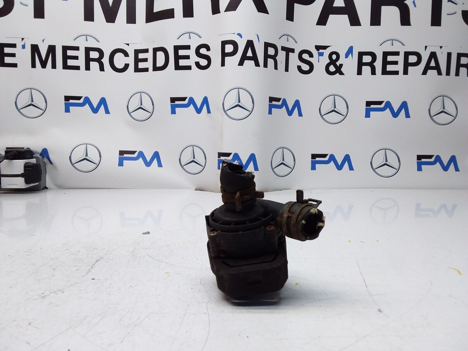 Mercedes E-CLASS W211 ELECTRIC COOLANT WATER PUMP A2118350028 FM00605