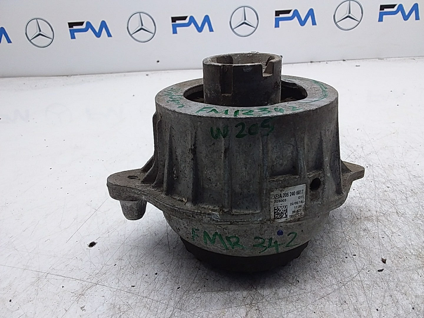 MERCEDES BENZ  C-CLASS  W205  ENGINE MOUNT LEFT NS A2052406817 FMR342