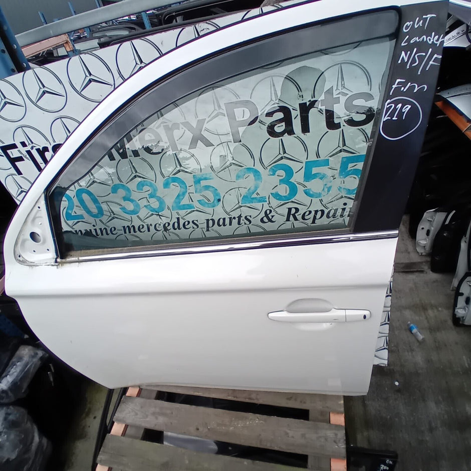 MITSUBISHI OUTLANDER PASSENGER SIDE FRONT DOOR ( NEAR SIDE FRONT )
