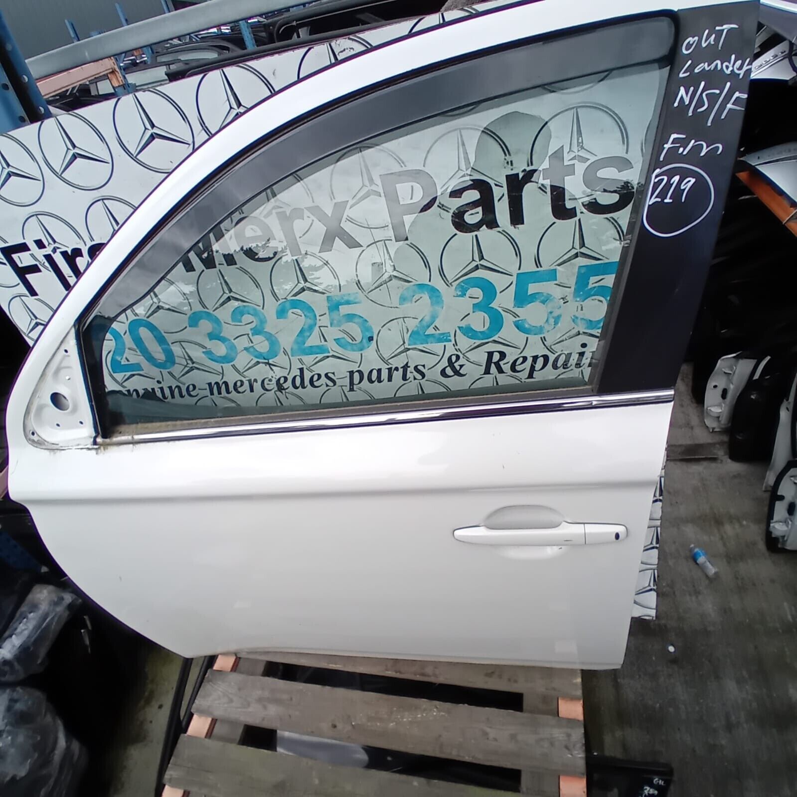 MITSUBISHI OUTLANDER PASSENGER SIDE FRONT DOOR ( NEAR SIDE FRONT )