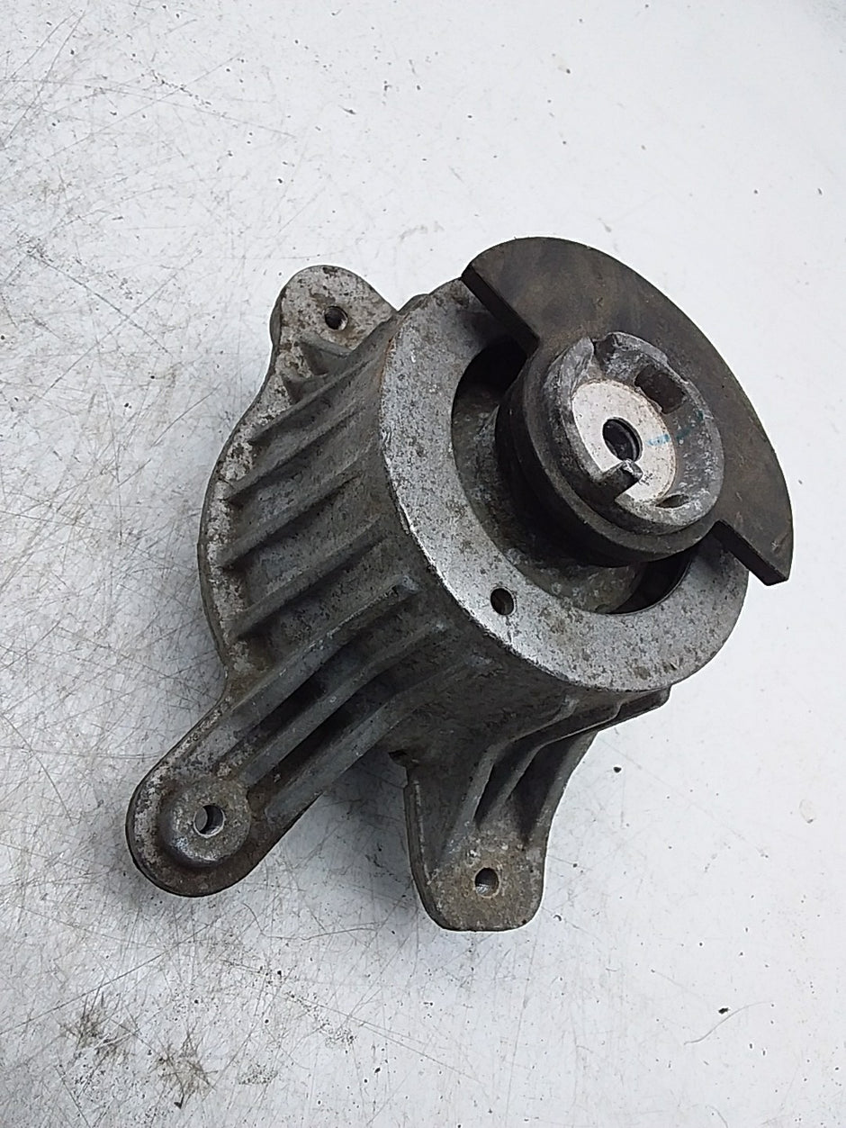 MERCEDES BENZ  C-CLASS  W205  ENGINE MOUNT RIGHT OS A2052406717 FMR359