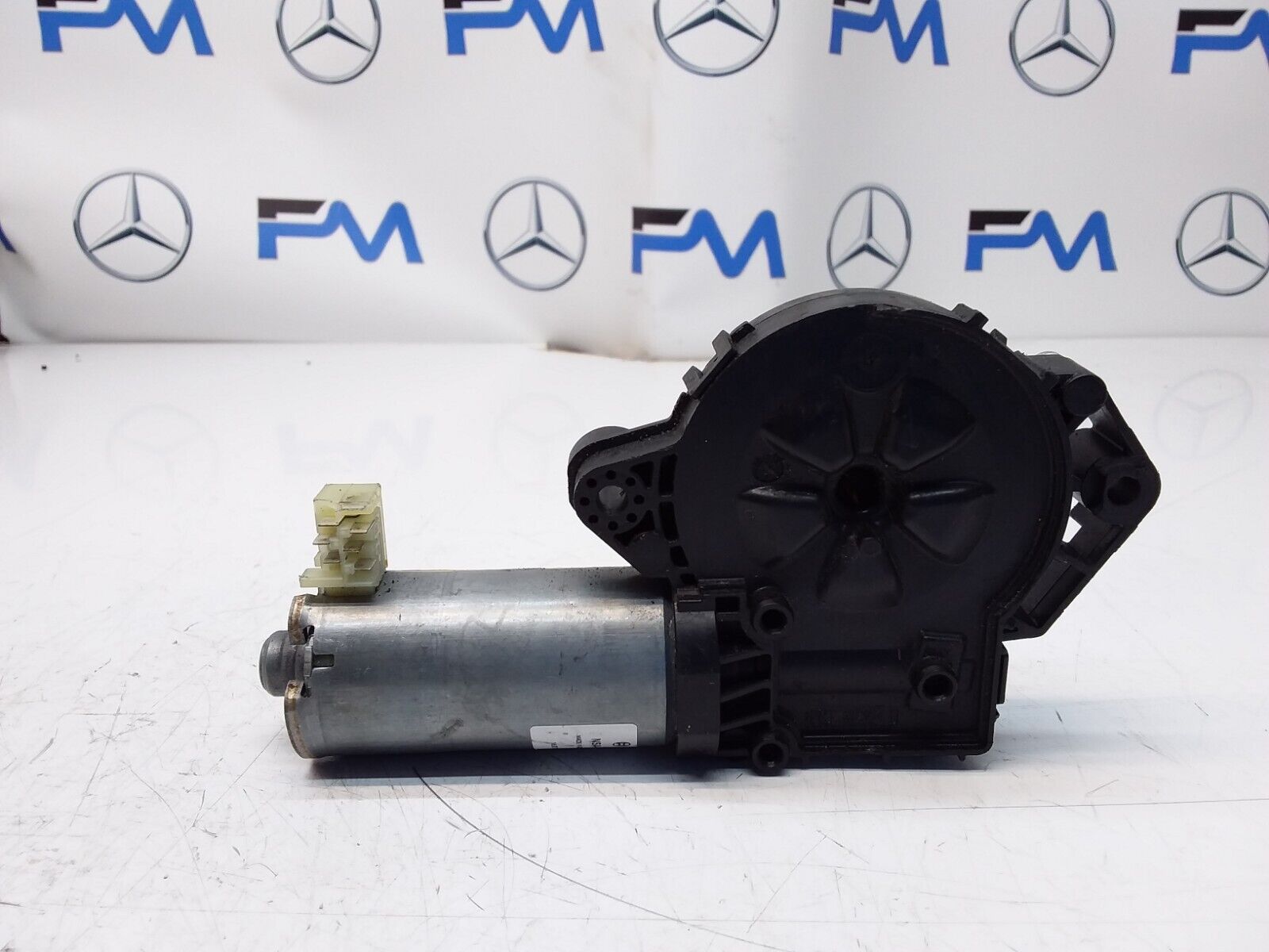 MERCEDES C-CLASS W205 2018 SUNROOF MOTOR  0390200100 FM00443