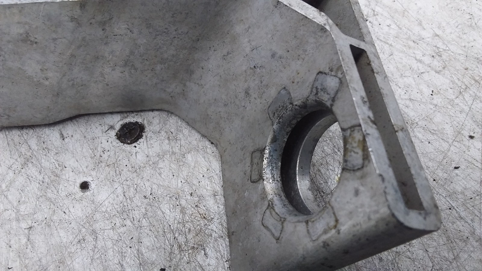 MERCEDES BENZ  C-CLASS  RADIATOR MOUNT BRACKET LEFT SIDE A2055014920 FMR402
