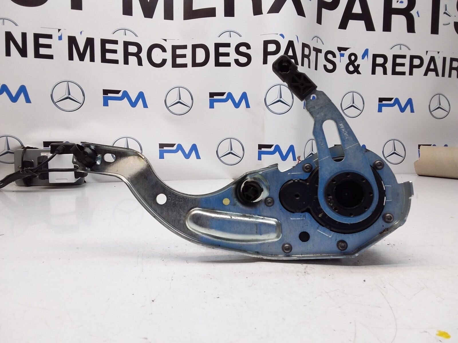 Mercedes C-CLASS W205 TAILGATE LIFT SOFT CLOSE 0390204 124 FM00600