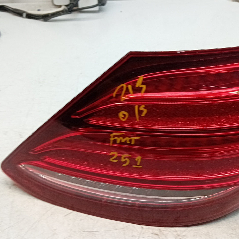 MERCEDES E-CLASS W213 DRIVER RIGHT OS REAR TAIL LIGHT A2139068000 FMT251