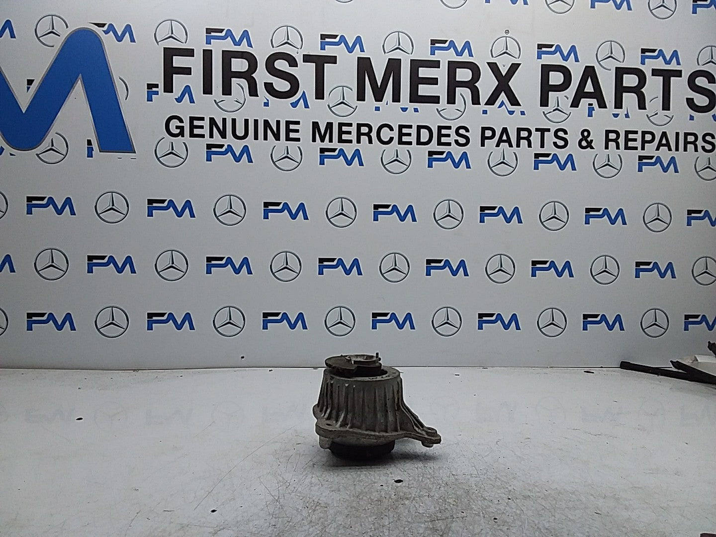 MERCEDES BENZ  C-CLASS W205  ENGINE MOUNT RIGHT OS A2052406717 FMR321