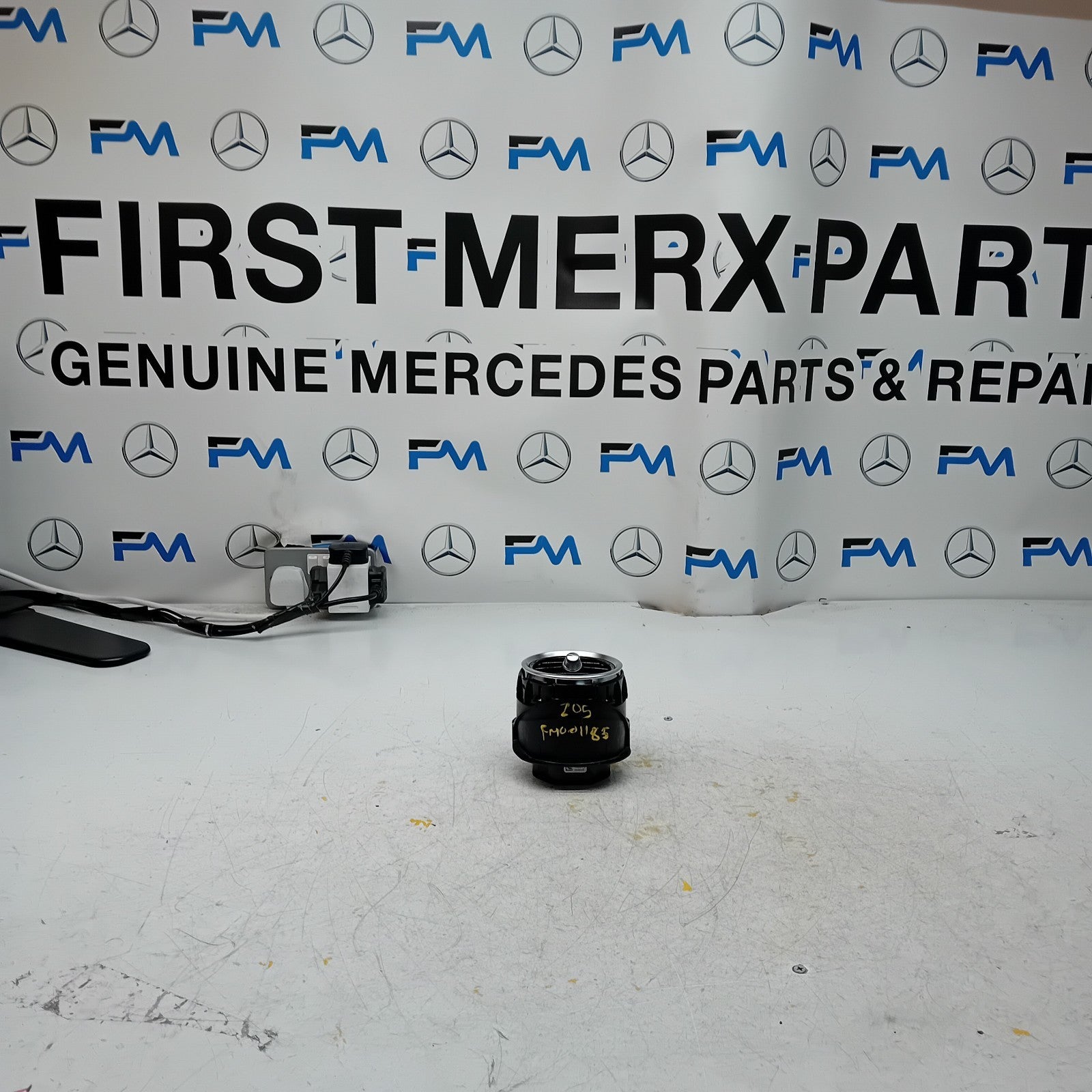 MERCEDES C-CLASS W205 DASHBOARD AIR VENT A2058301100 FM001185