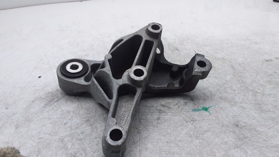 MERCEDES BENZ A-CLS W176 ENGINE MOUNTING BRACKET A2462401809 FMR449