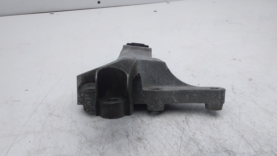 MERCEDES BENZ A-CLS W176 ENGINE MOUNTING BRACKET A2462401809 FMR449