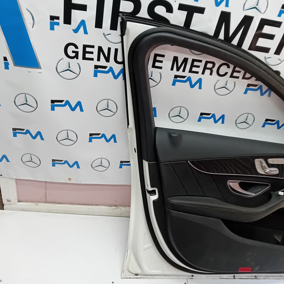 MERCEDES BENZ C-CLASS  W205 PASSENGER SIDE FRONT DOOR ( NEAR SIDE FRONT ) FM04
