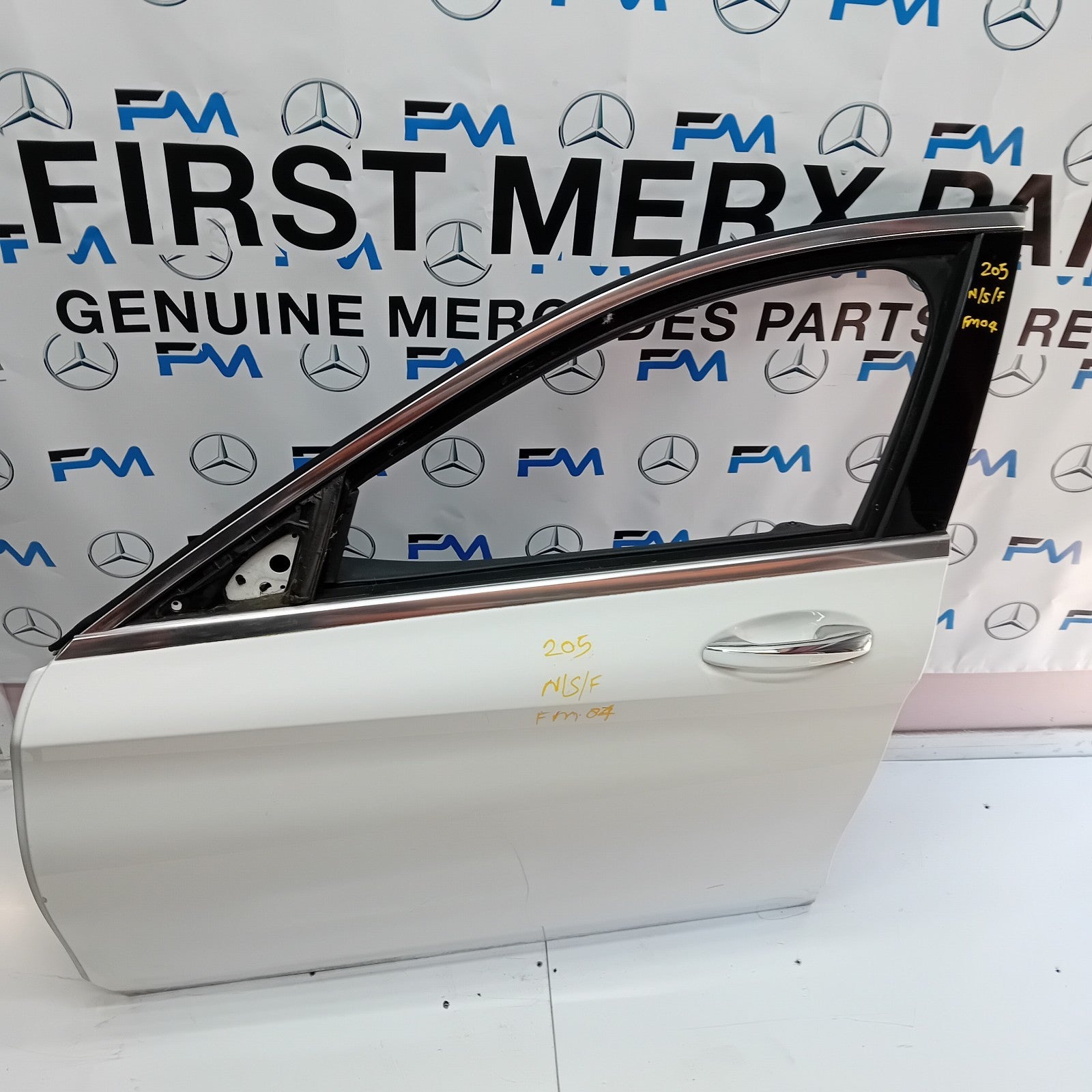 MERCEDES BENZ C-CLASS  W205 PASSENGER SIDE FRONT DOOR ( NEAR SIDE FRONT ) FM04