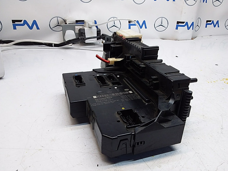 Mercedes E-CLASS W212 FUSE BOX RELAY  A2129000023 FMF110