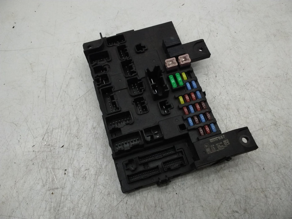 MITSUBISHI OUTLANDER FUSE RELAY  BOX  8637B687  FMF164