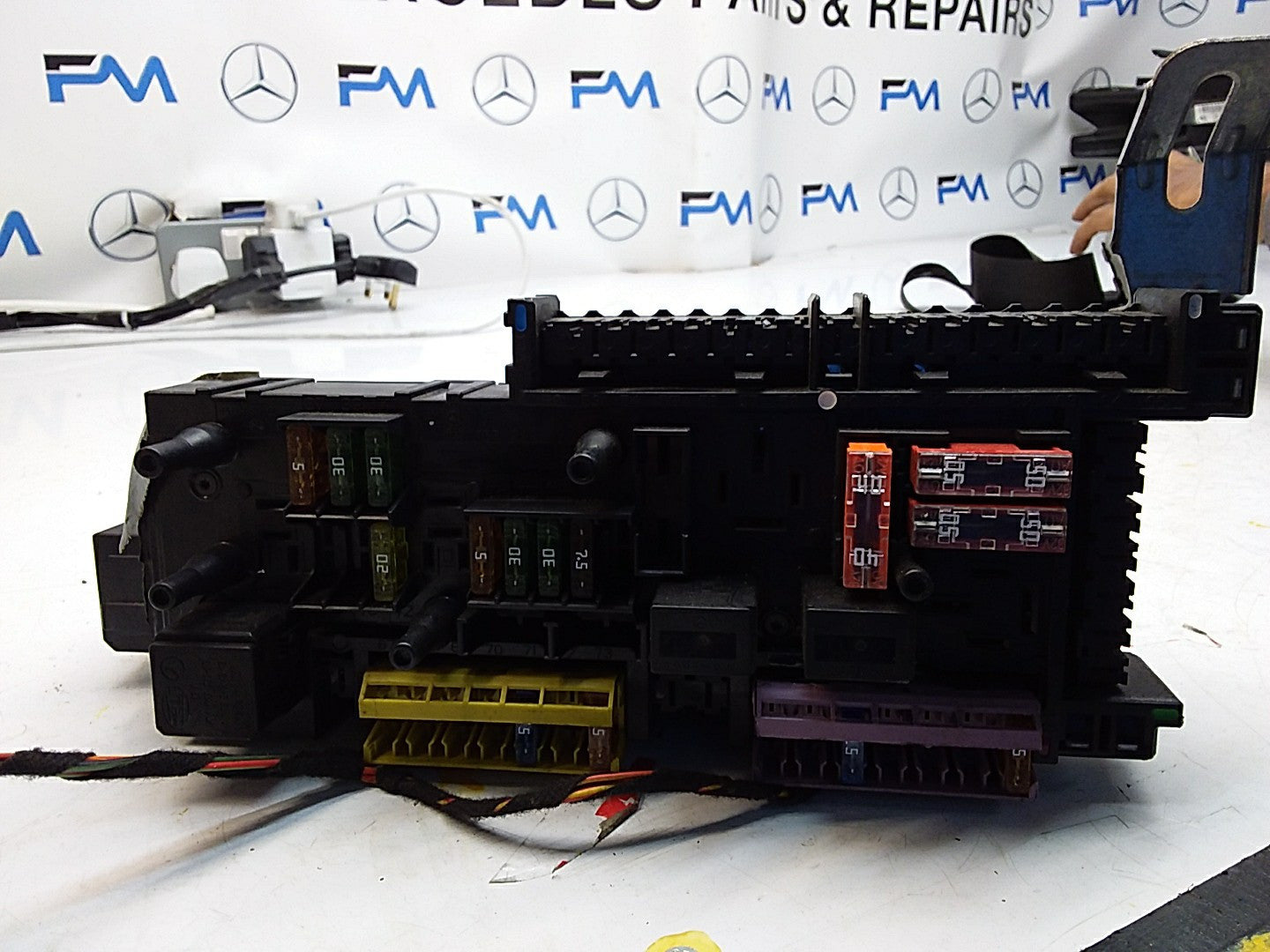 Mercedes E-CLASS W212 Fuse Box RELAY  A2129000004 FMF105