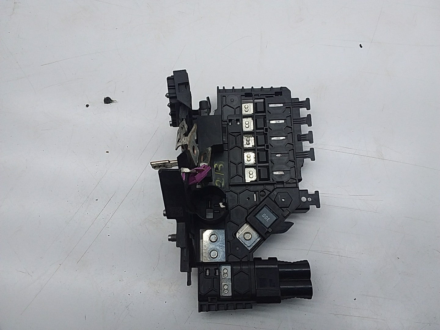 Mercedes E-CLASS W213 Fuse Relay Junction Box A2135400750 FMF10 (DAMAGED)