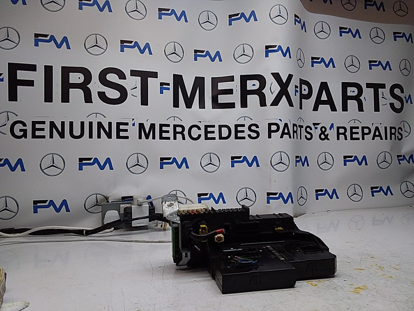 MERCEDES C-CLASS W204  FUSE  BOX RELAY A2049005003 FMF104
