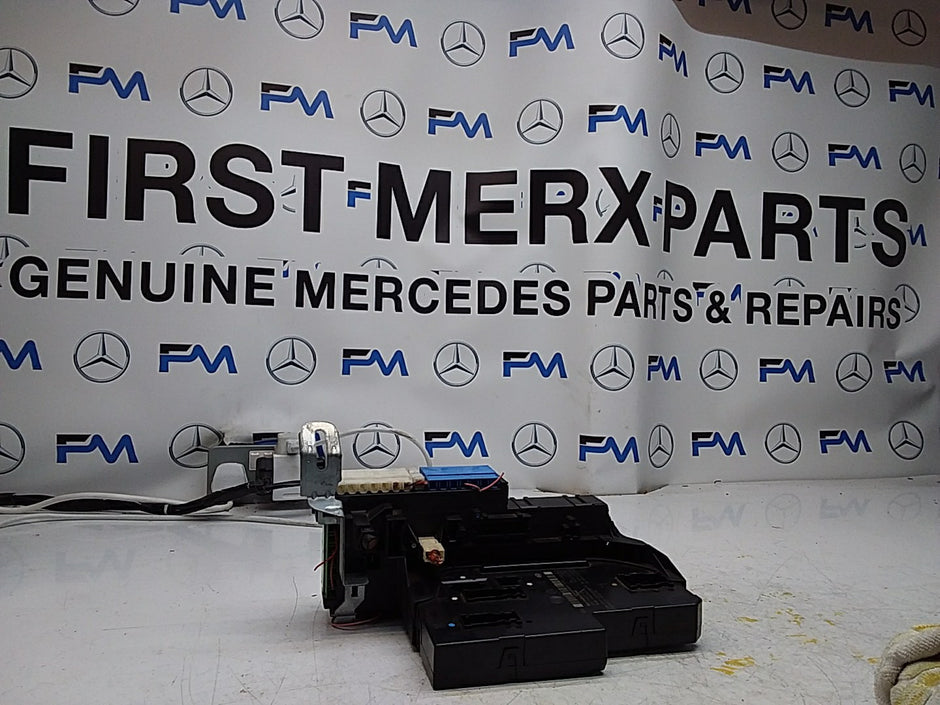 Mercedes E-CLASS W212 FUSE BOX RELAY  A2129003922 FMF109