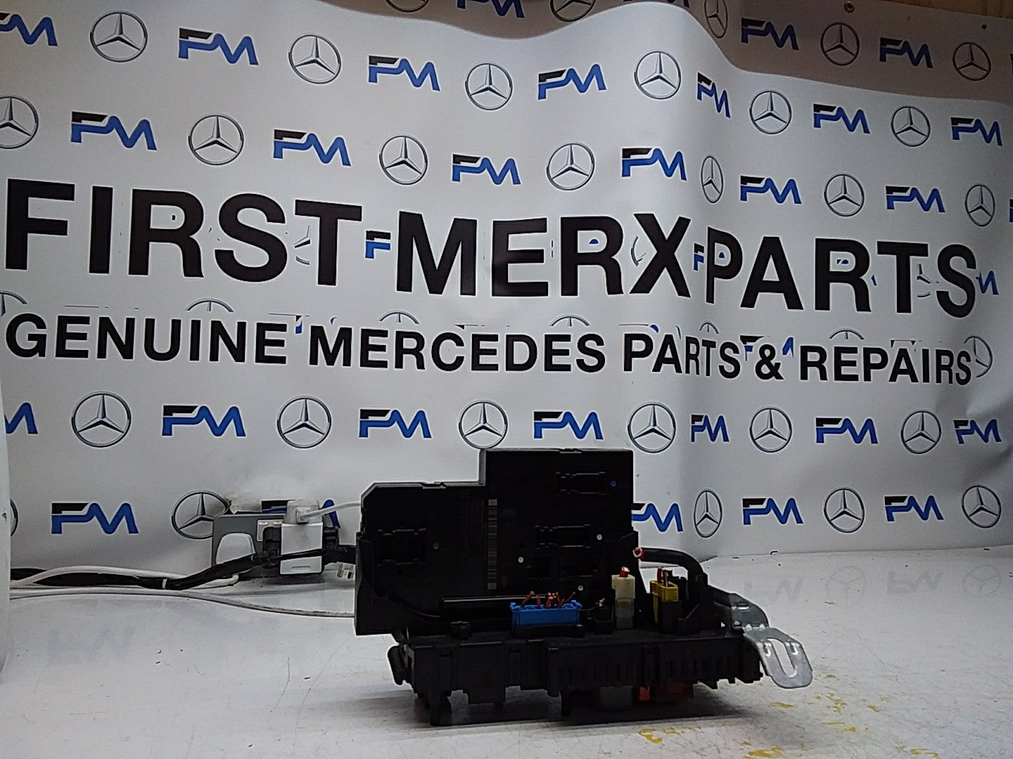 Mercedes C-CLASS W204 Fuse  Box RELAY A2049060205  FMF100