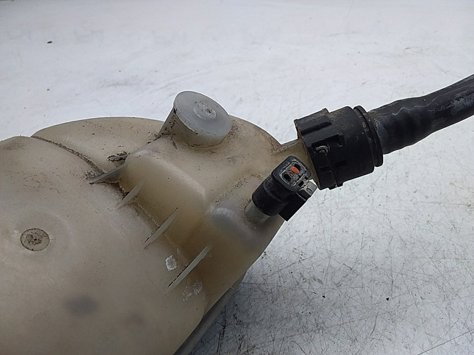 MERCEDES BENZ B-CLASS W246 COOLANT EXPANSION TANK  A2465000049 FMC125 (DAMAGED)