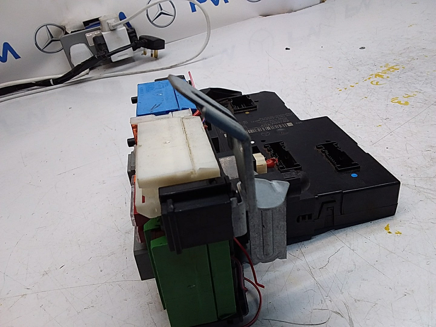 Mercedes E-CLASS W212 FUSE BOX RELAY  A2129003922 FMF109