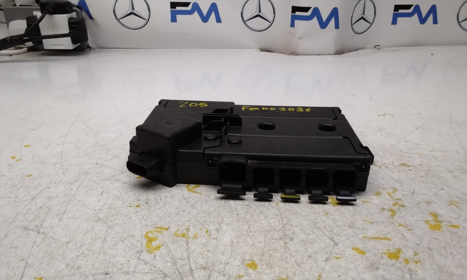 MERCEDES C-CLASS W205 2014 On FUSE RELAY DISTRIBUTION BOX A2055402850 FM001036