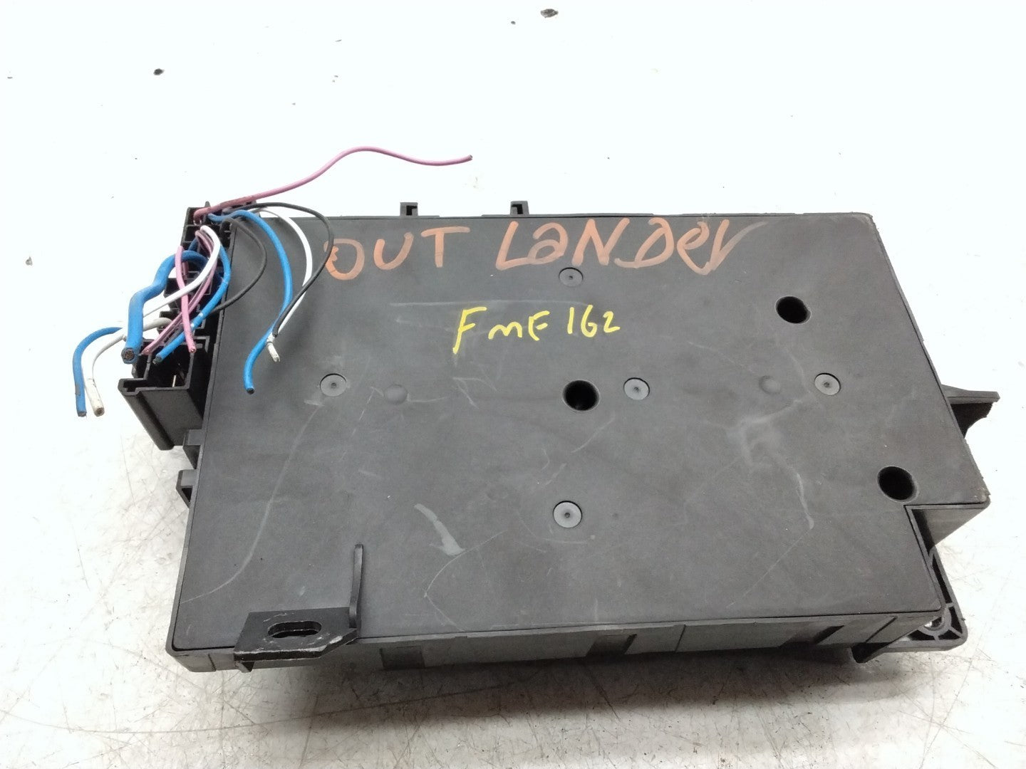 MITSUBISHI OUTLANDER FUSE RELAY  BOX  8637B687  FMF162