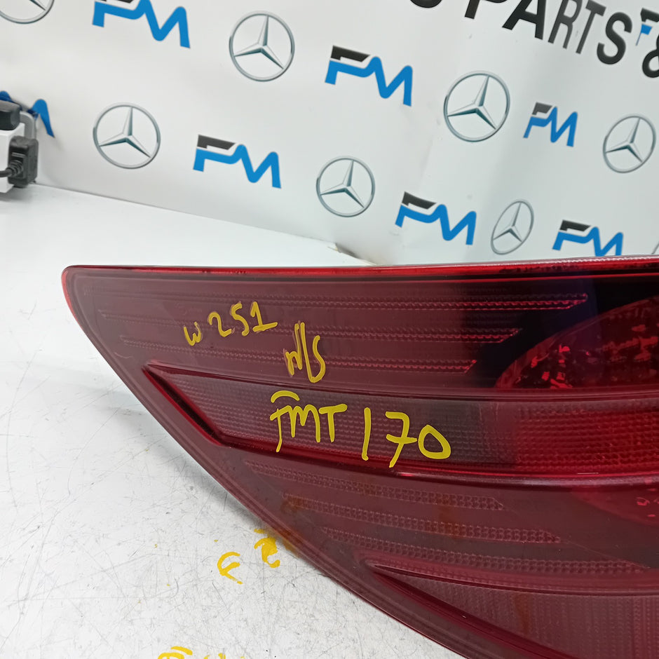 MERCEDES R-CLASS W251 PASSENGER SIDE NS REAR TAIL LIGHT FMT170 (Damaged)