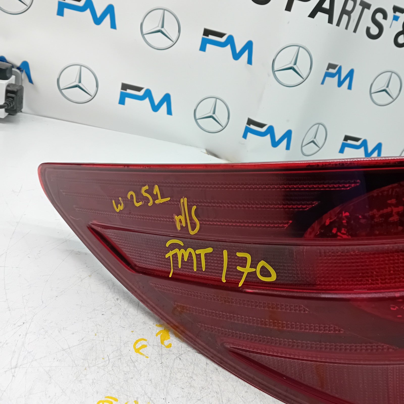 MERCEDES R-CLASS W251 PASSENGER SIDE NS REAR TAIL LIGHT FMT170 (Damaged)