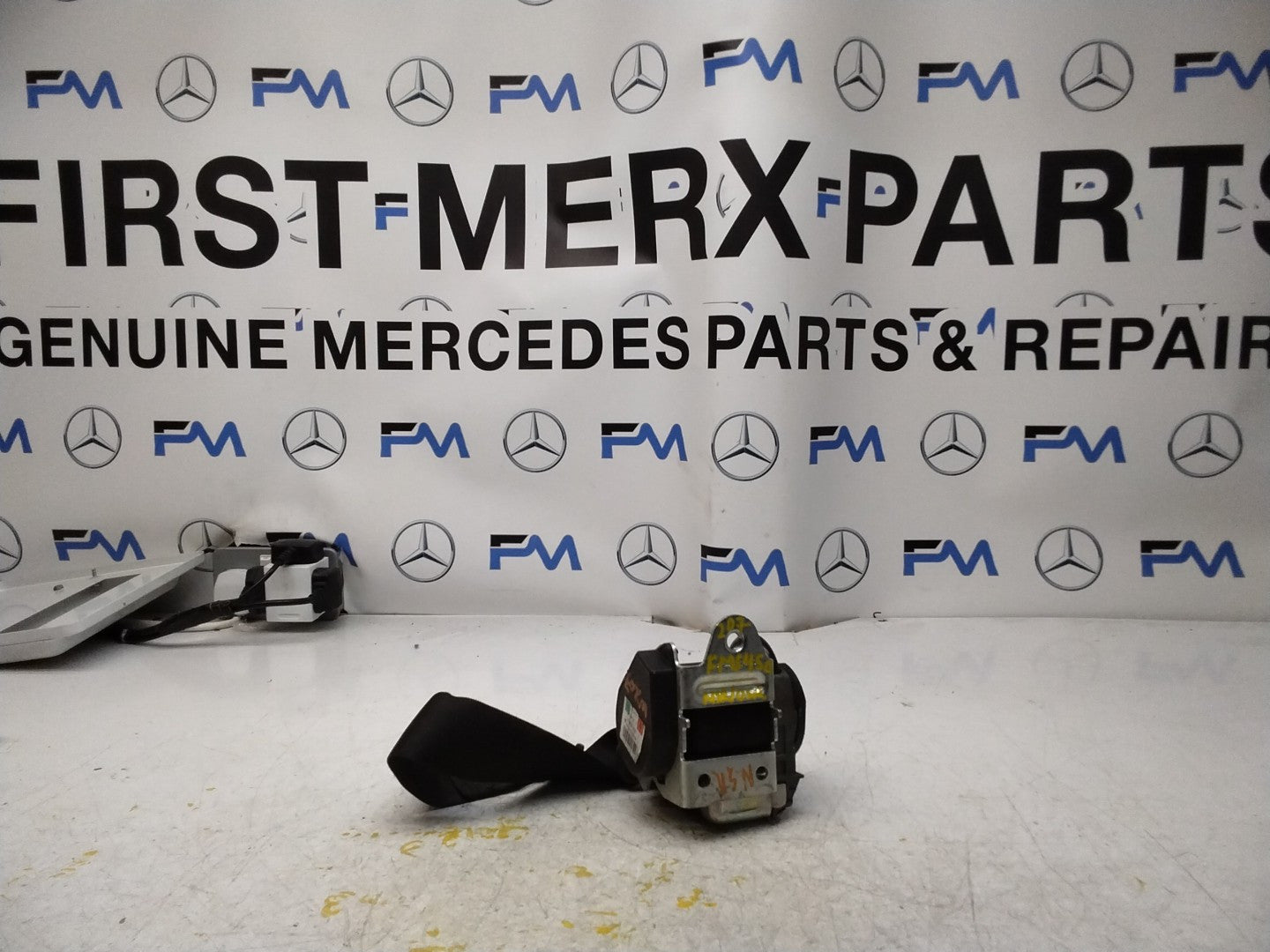 MERCEDES E CLASS SEAT BELT REAR RIGHT AND LEFT A2078602385 C207 FMS450 NSR OSR