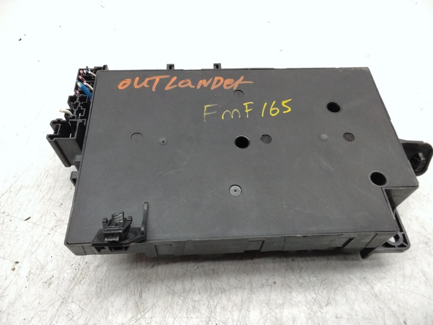 MITSUBISHI OUTLANDER FUSE RELAY  BOX  8637B687  FMF165