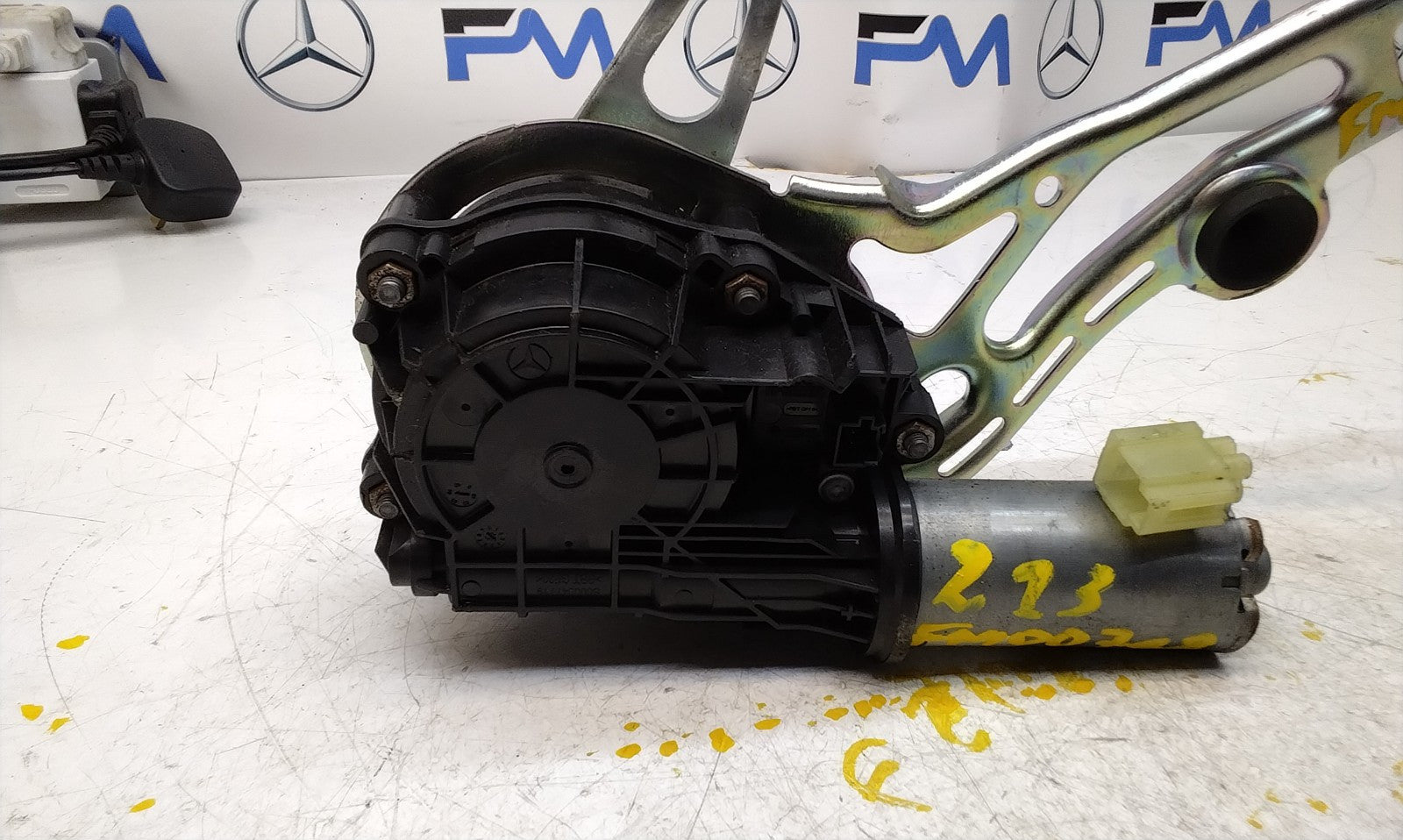 Mercedes C-CLASS W205 TAILGATE LIFT SOFT CLOSE 0390204 124 FM00748