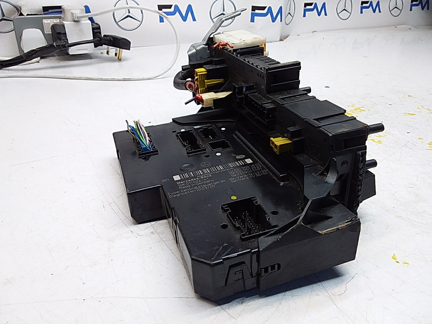 MERCEDES C-CLASS W204  FUSE  BOX RELAY A2049005003 FMF104