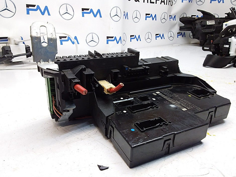 Mercedes E-CLASS W212 FUSE BOX RELAY  A2129009522 FMF111