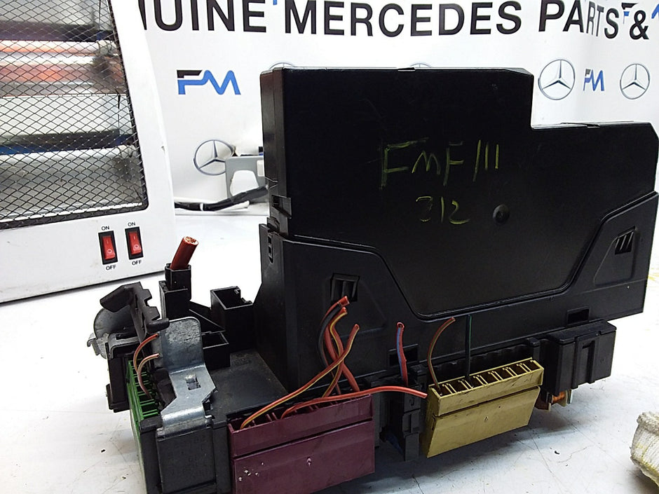Mercedes E-CLASS W212 FUSE BOX RELAY  A2129009522 FMF111